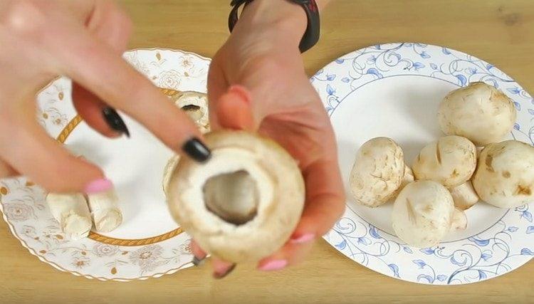 Внимателно извадете краката от шампиноните.
