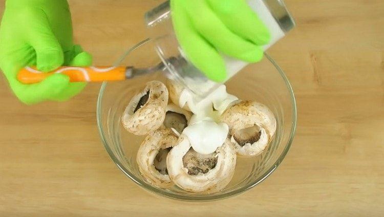 Шапките с гъби се мариноват в кисело мляко и подправки.