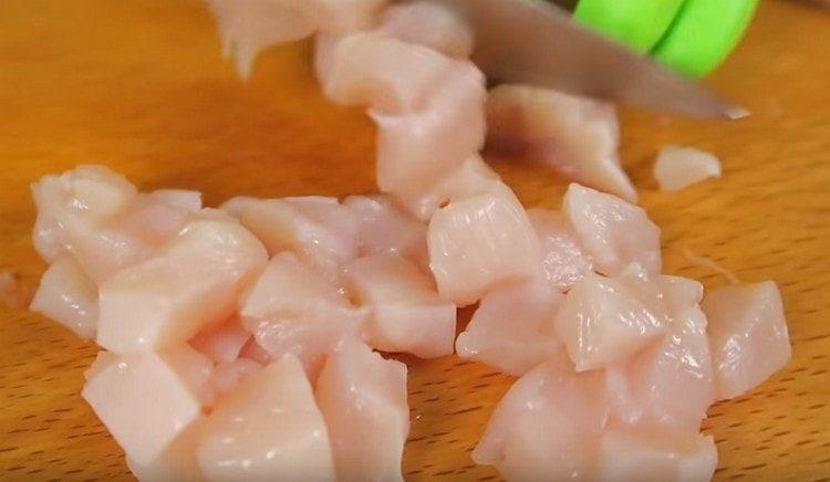 Нарязваме фино пилешкото филе.