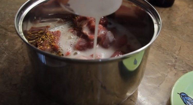 Добавете бира към месото.