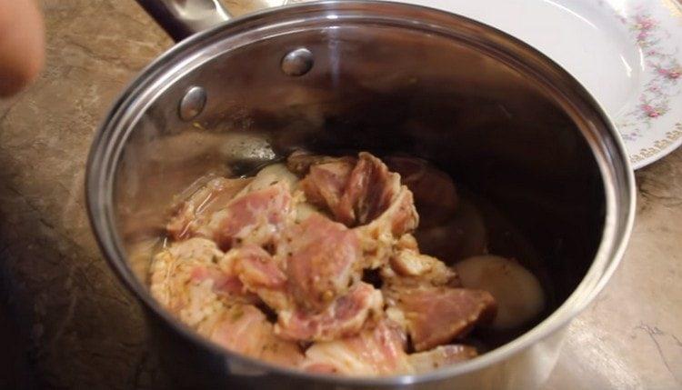 Добавете лука, разбъркайте всичко и оставете месото да се маринова.