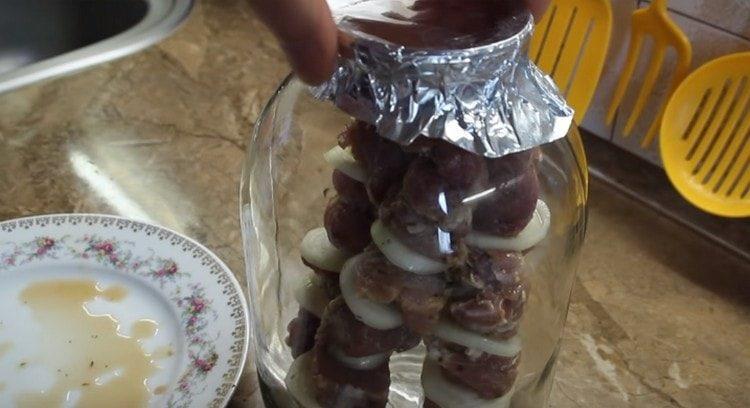 Плътно покрийте гърлото на консервата с фолио.