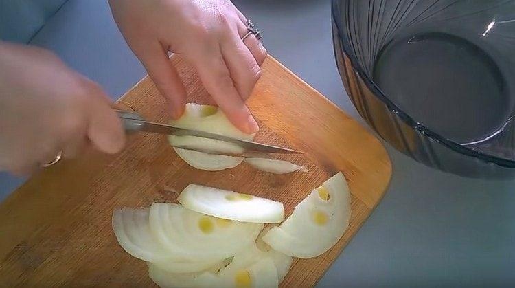 Нарежете лука на половин пръстени.