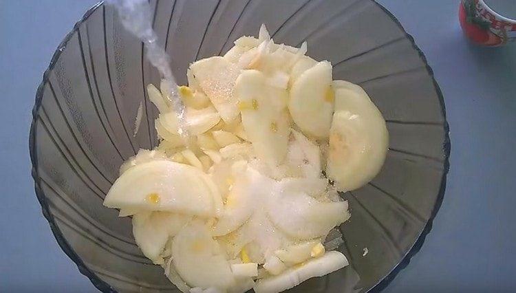 Добавете захар, оцет и вода към лука.