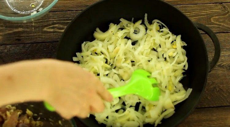 сложете лука в тавичка за печене.