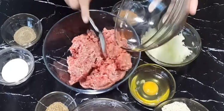Сложете каймата в купа.
