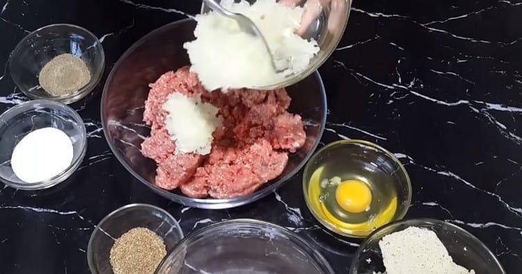 Добавете нарязания лук към каймата.