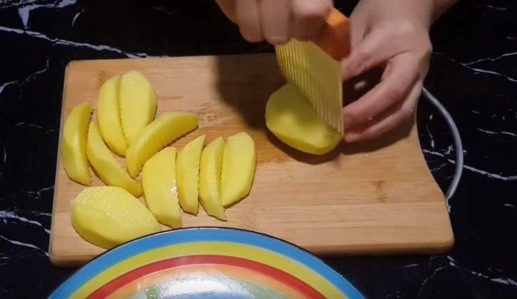 Нарежете картофите на филийки.
