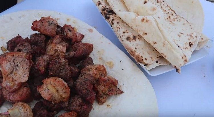 Шишчета, приготвени в тандур, са меки, деликатни и сочни.