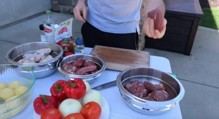 Ще готвим пилешки крилца, агнешко и свинско.