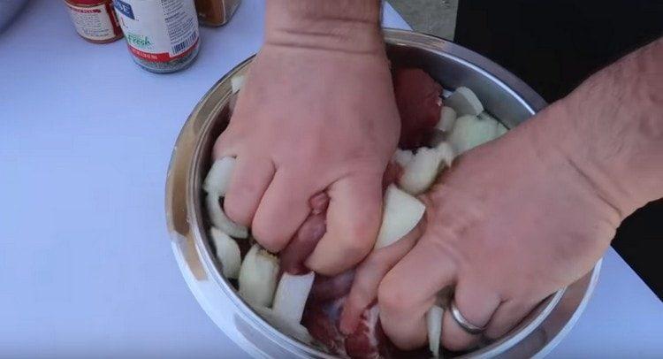 нарязваме лука и добавяме към месото.
