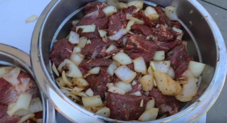 Оставете месото да се маринова.