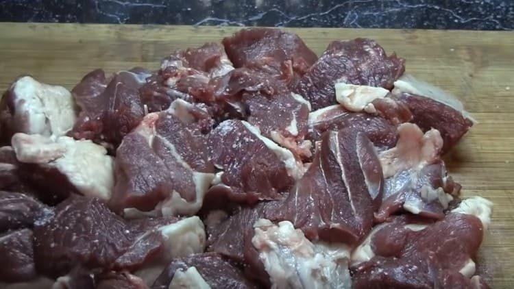 нарежете агнешкото на парчета.