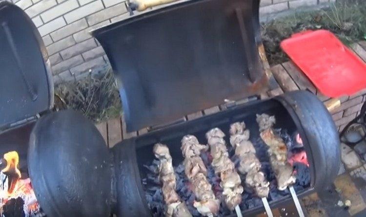 Готвене барбекю на скара.