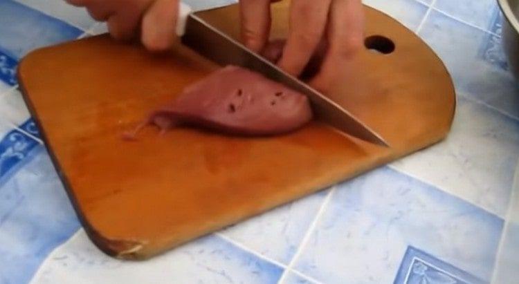 Нарежете черния дроб на парчета.
