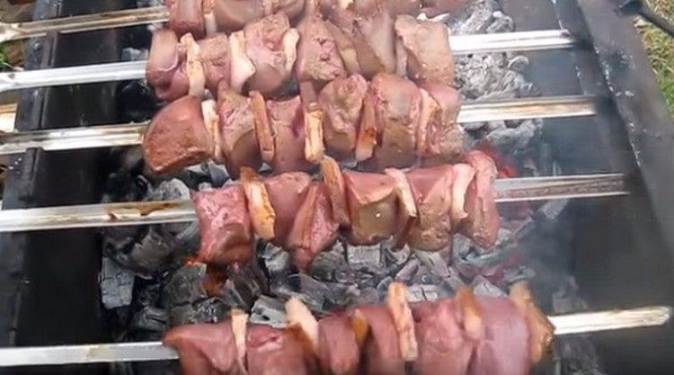 Веднага разпределете шишчето на скарата.