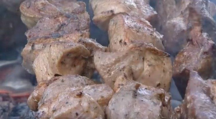 Шиш кебап се приготвя на арменски бързо.