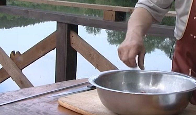 сложете месото в купа, добавете сол и черен пипер.