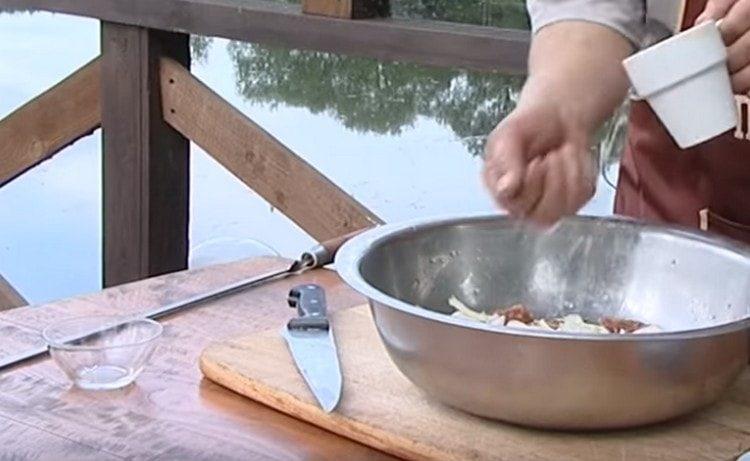 Добавете растително масло и вода към месото.