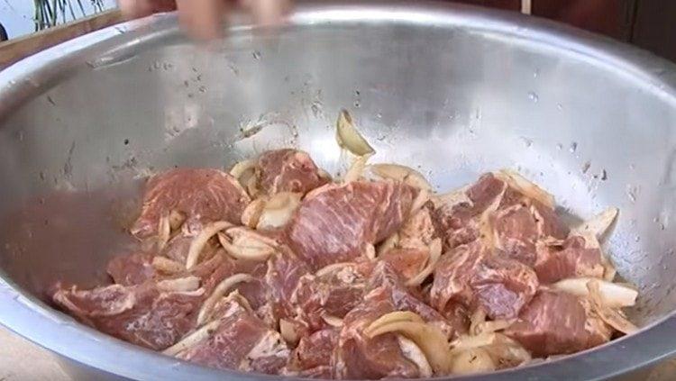 Разбъркайте добре месото.