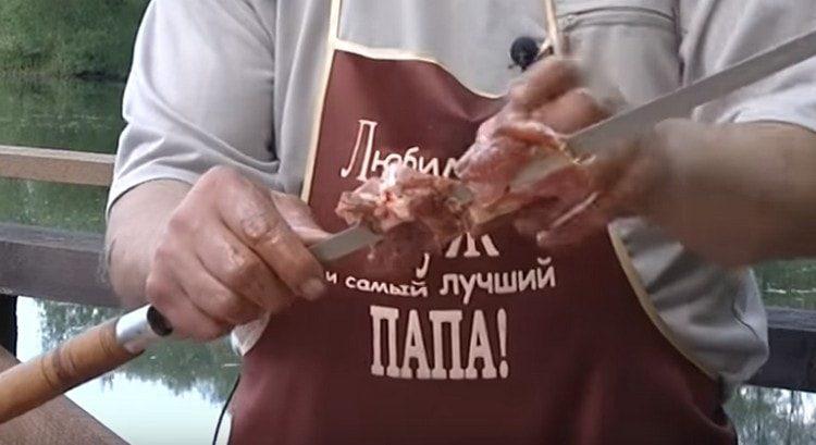 парчета месо, нанизани на шишче.