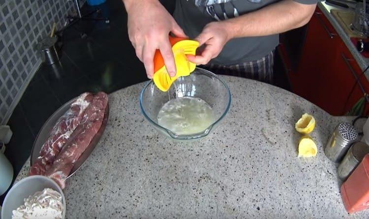 Добавете лимонов сок към лука.