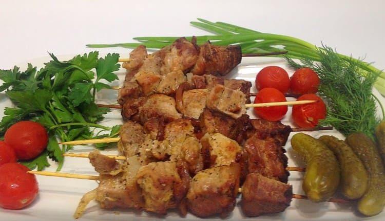 Тези вкусни кебапчета могат да бъдат приготвени в буркан на шишчета във фурната.