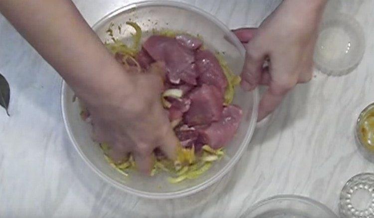 Добавете месото към лука и разбъркайте добре.
