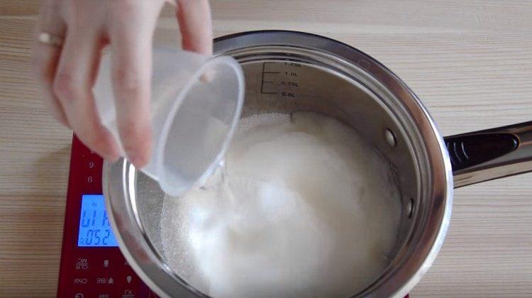 Добавете вода към захарта.