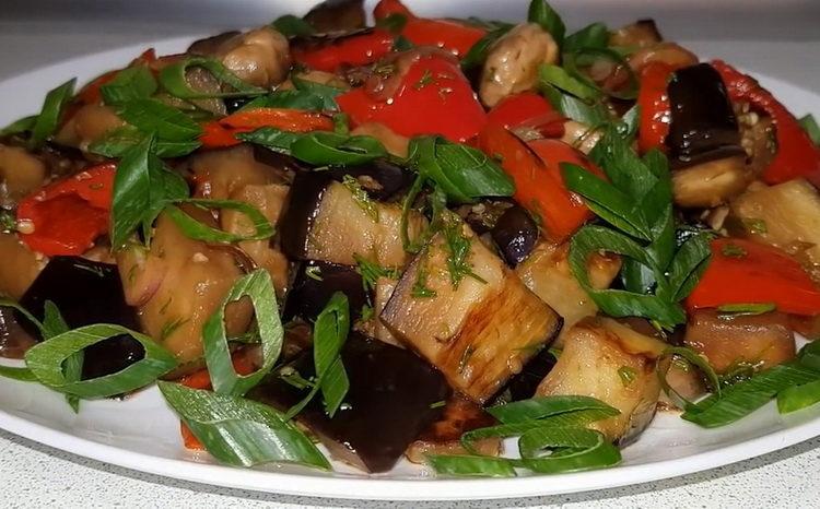 Салата от патладжани с гъби е готова