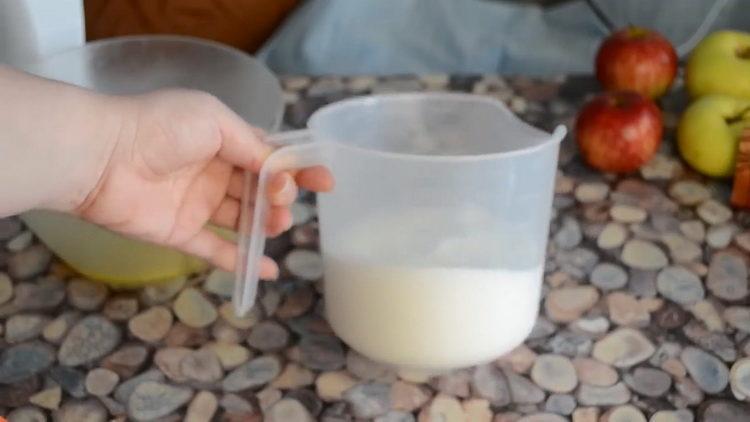 Готвене на гъба торта с ябълки
