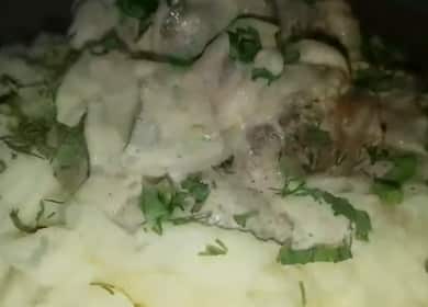 Вкусен и нежен пилешки дроб с гъби, задушени в заквасена сметана 🥣