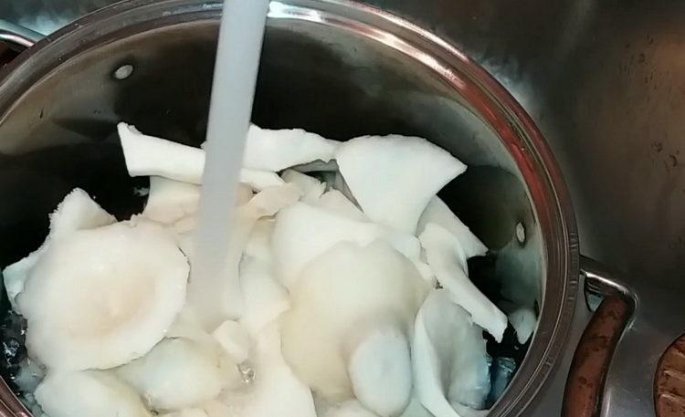 Изплакнете съставките за готвене.