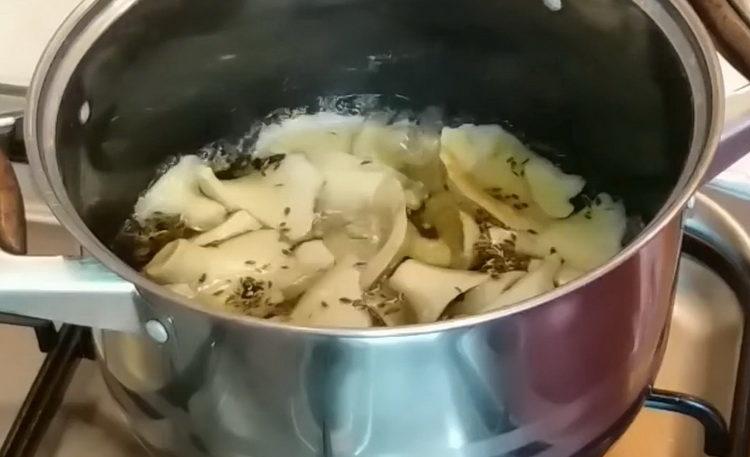 Смесете съставките за готвене.