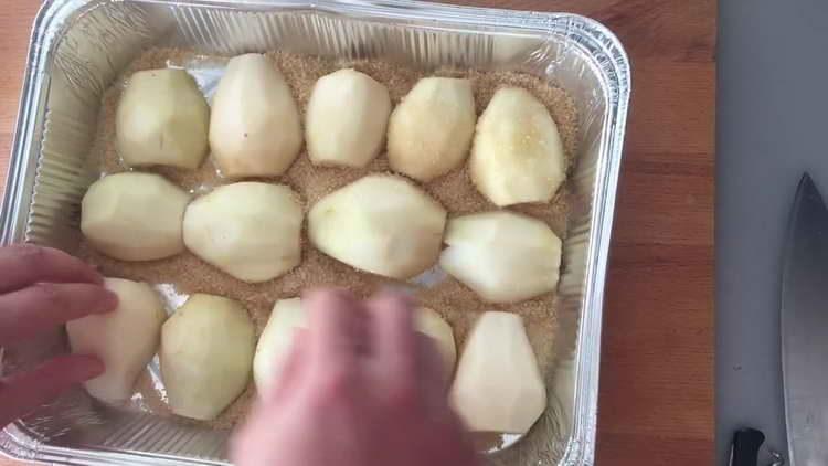 сложете крушите върху захарта