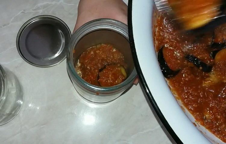 Пържен патладжан с чесън и домати за зимата