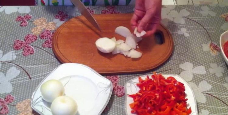 За да готвите, нарязвайте лука