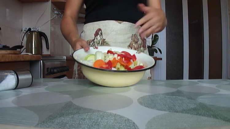 смесете всички зеленчуци в купа
