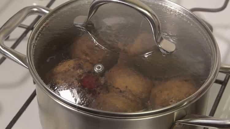 За да готвите цвекло, пригответе съдовете