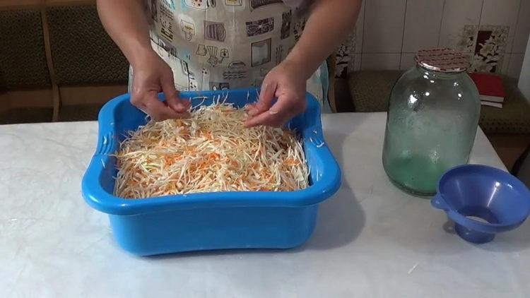 Смесете съставките за готвене.