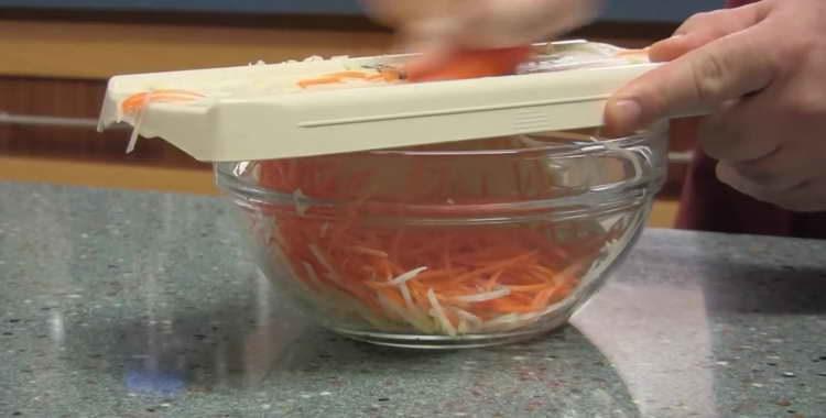 кохлаби и моркови се търкат на едро ренде