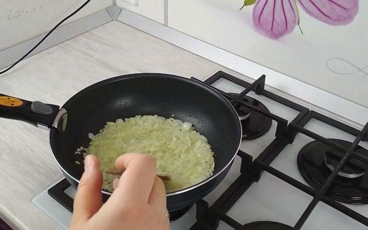 За да готвите, нарязвайте лука