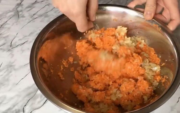 запържете и добавете лука към каймата
