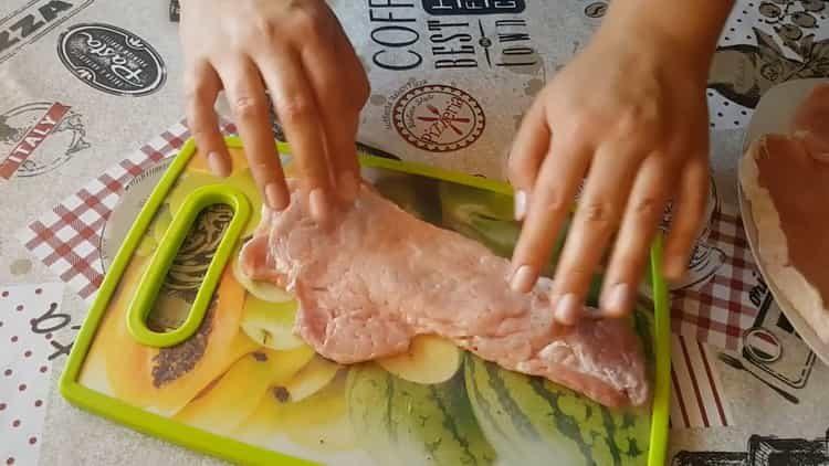 За да приготвите ястието, разбийте месото