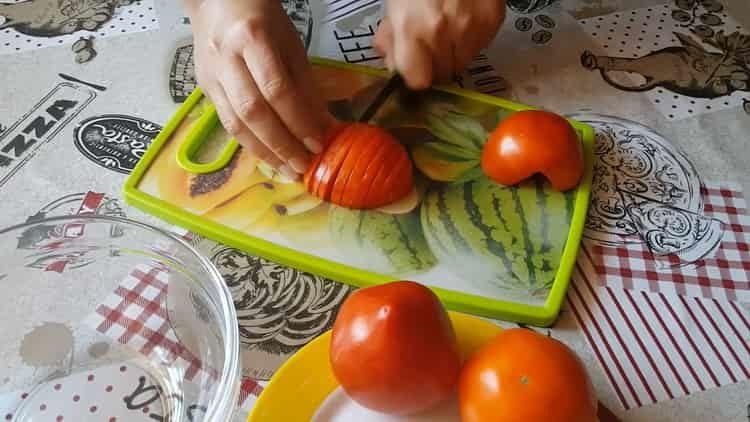 За готвене нарежете доматите
