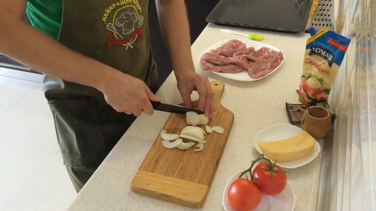За да готвите, нарязвайте лука