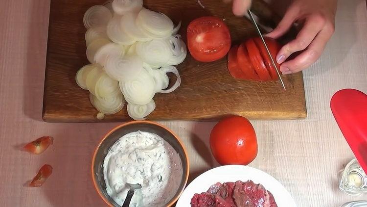 За готвене нарежете доматите