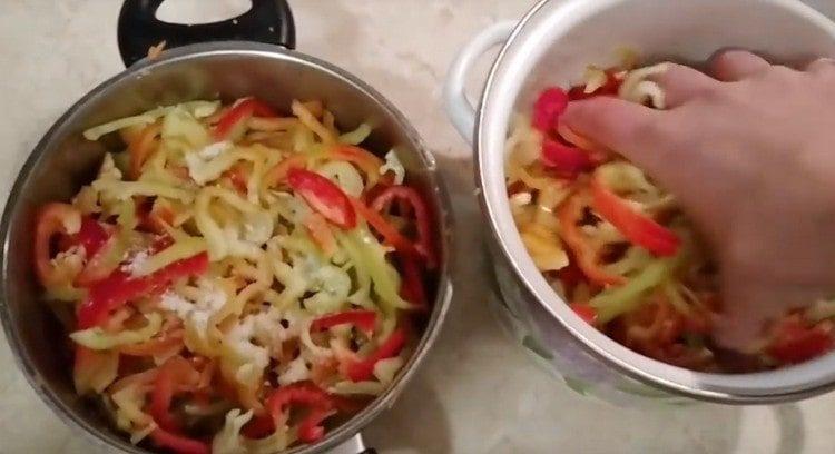 Смесете и черен пипер със сол.