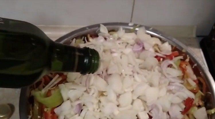Добавете растителното масло към зеленчуците, разбъркайте.