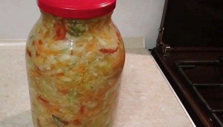 Есенната салата, приготвена по тази рецепта, не се нуждае от стерилизация.